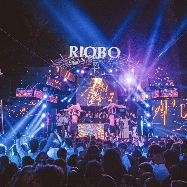 Il palco del Riobo di Gallipoli con il pubblico durante una serata estiva