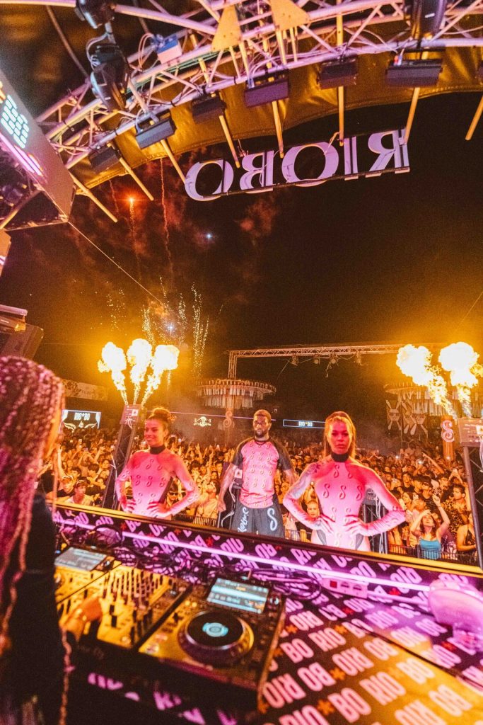 Il palco del Riobo di Gallipoli illuminato dalle fiamme durante il dj set