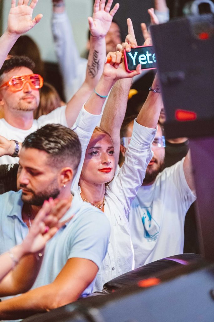 Il pubblico con le mani alzate davanti alla consolle del Riobo di Gallipoli