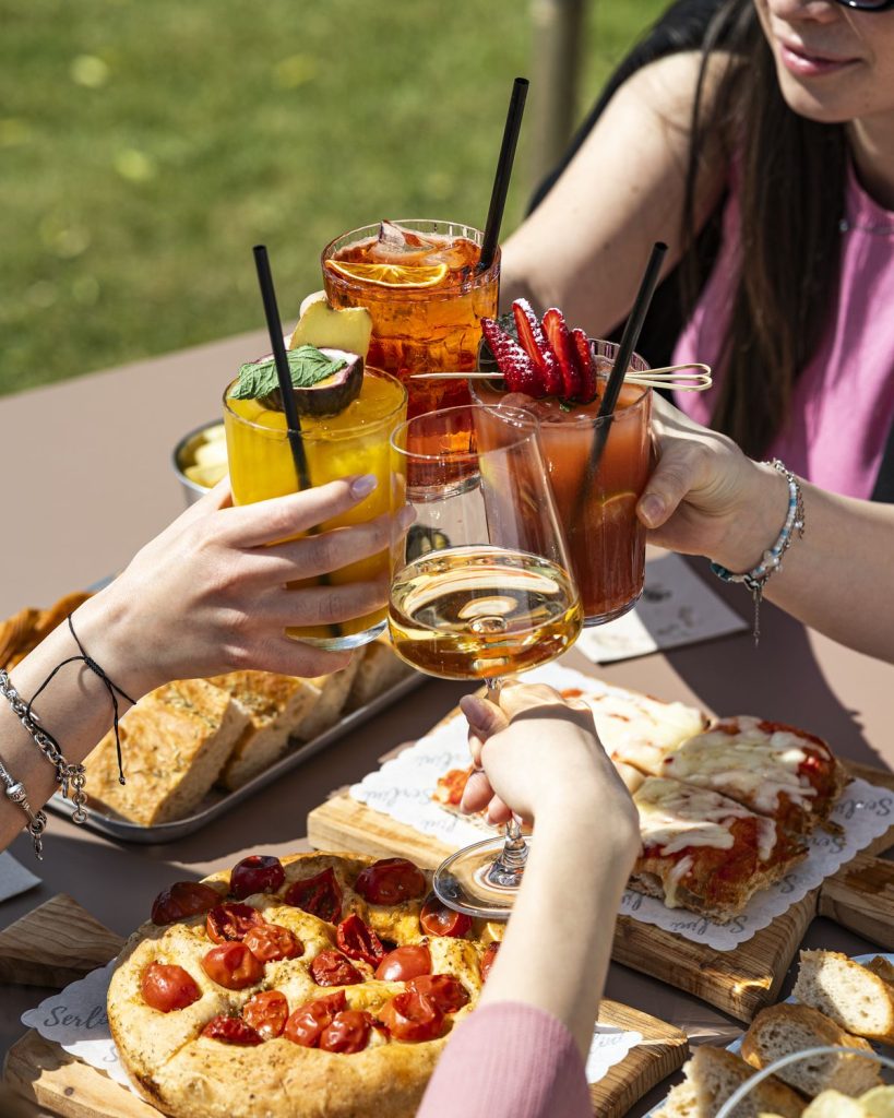 Aperitivo con salato e cocktail nel dehors della Pasticceria Serlini a Gussago