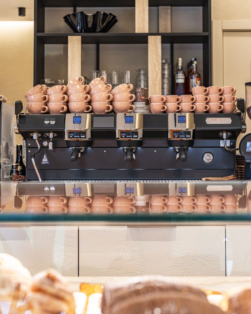 Il banco della caffetteria nella nuova sede della Pasticceria Serlini a Gussago