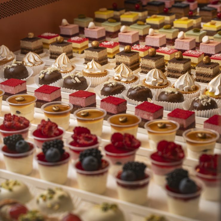 Vetrina di mignon e monoporzioni della Pasticceria Serlini di Gussago