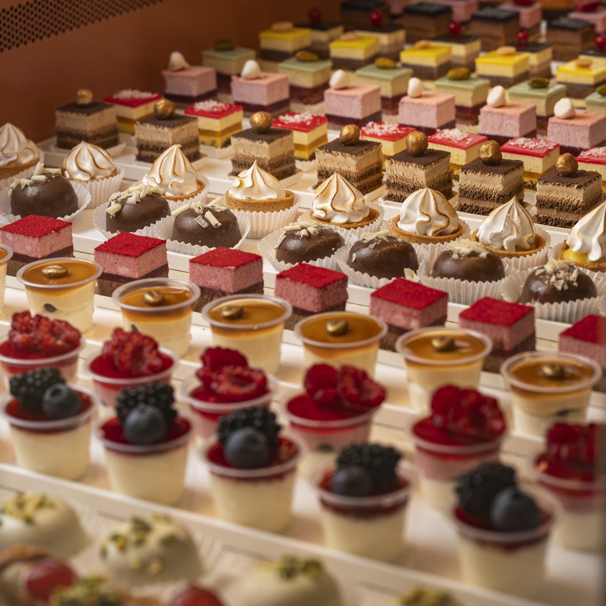 Vetrina di mignon e monoporzioni della Pasticceria Serlini di Gussago