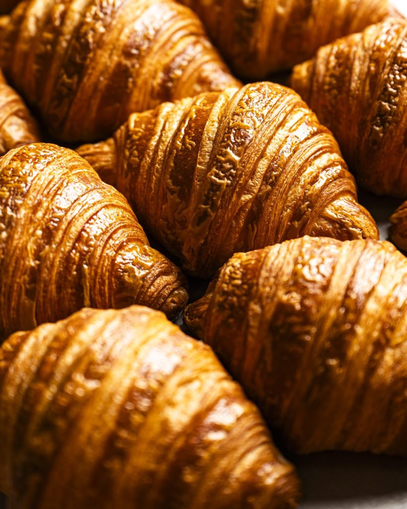 Croissant appena sfornati nel laboratorio della Pasticceria Serlini di Gussago