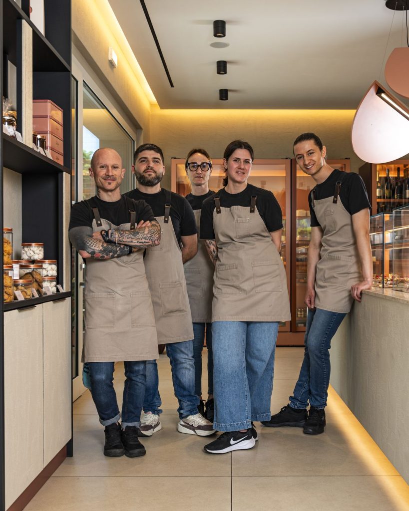 La squadra della Pasticceria Serlini nel negozio di Gussago