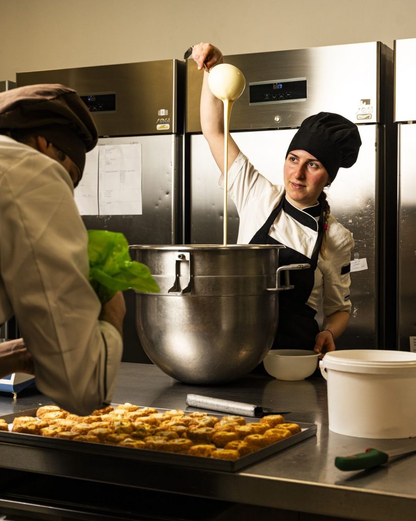 Il laboratorio della Pasticceria Serlini di Gussago con l impastatrice in funzione
