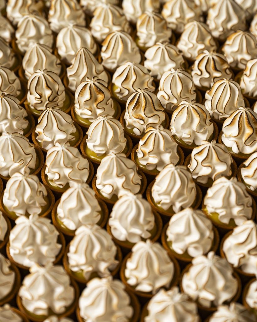 Meringhe appena preparate nel laboratorio della Pasticceria Serlini di Gussago