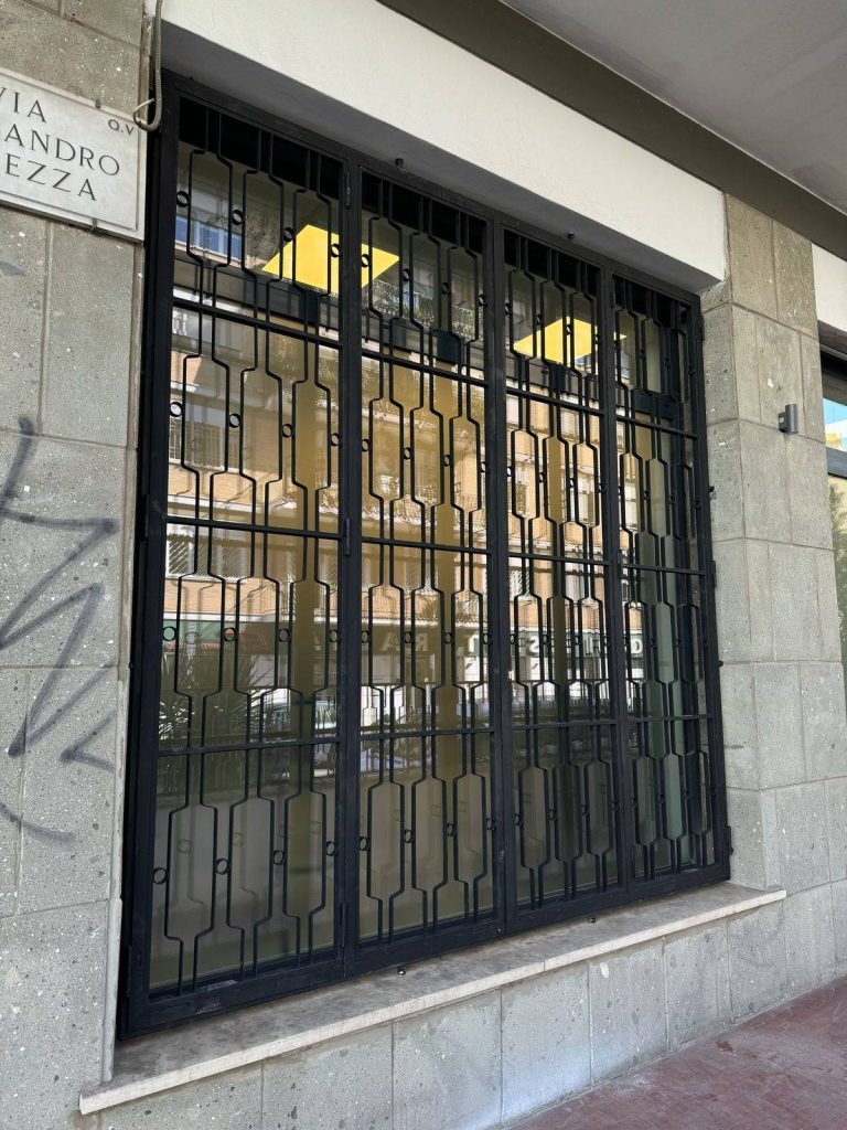 Un'inferriata di sicurezza in ferro montata su una vetrina