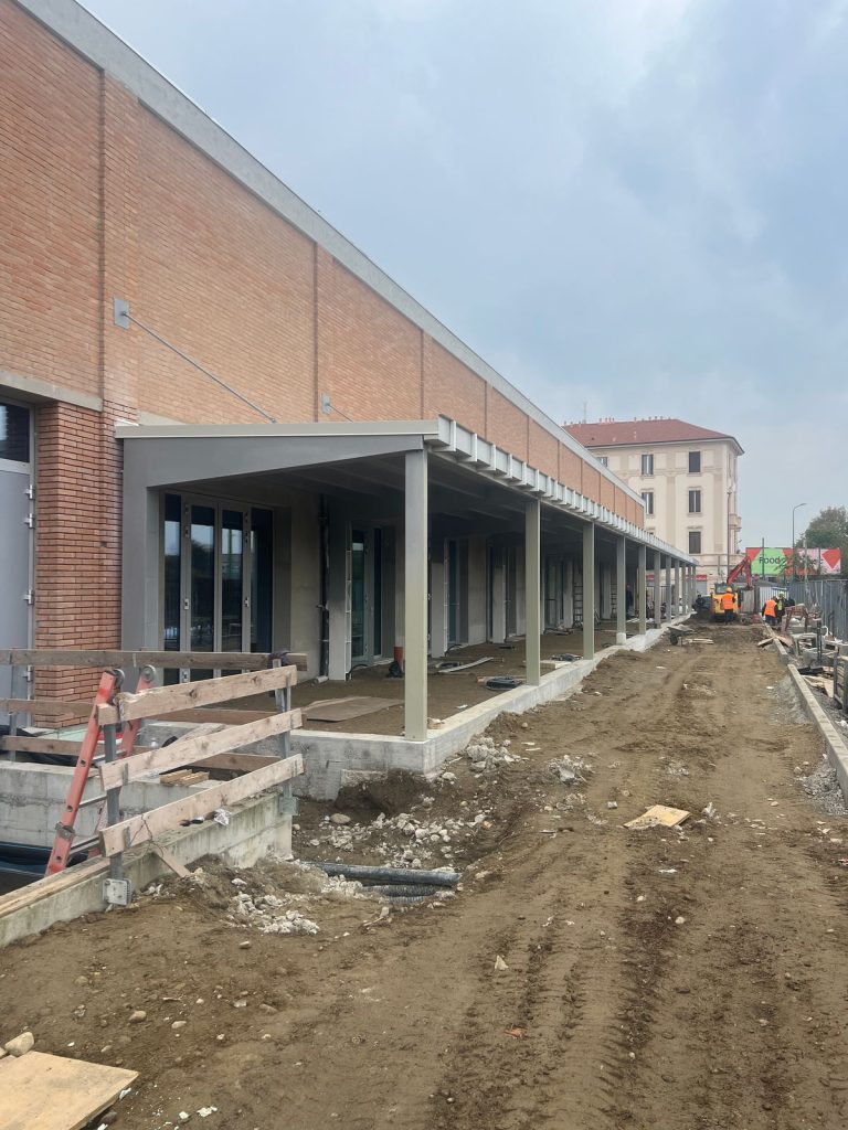 La pensilina in acciaio del dehor esterno realizzato a Milano