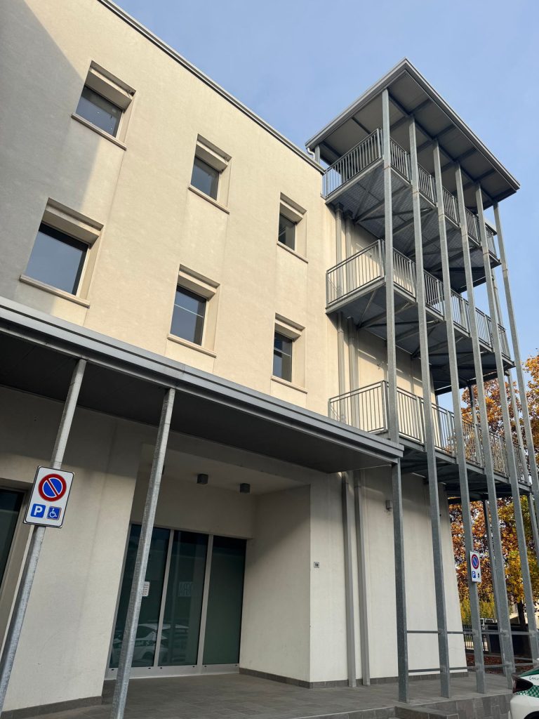 Una scala antincendio esterna in acciaio su un edificio di tre piani