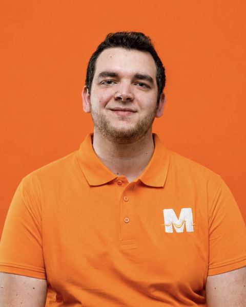 Alessandro Gennari, graphic designer di MakeItWeb, in polo arancione