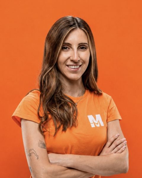 Angela Pintossi, social media manager di MakeItWeb, in polo arancione