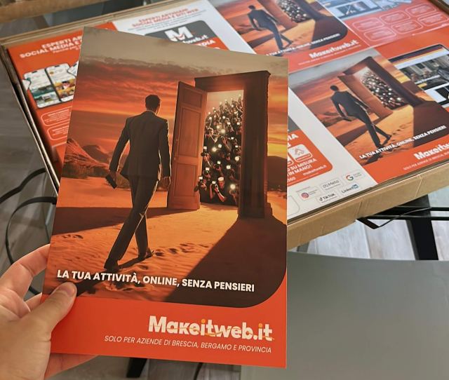 Piano editoriale e grafiche stampate sul tavolo di lavoro
