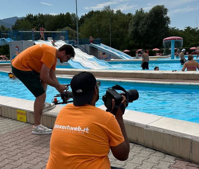 Due videomaker di MakeItWeb girano un video a bordo piscina