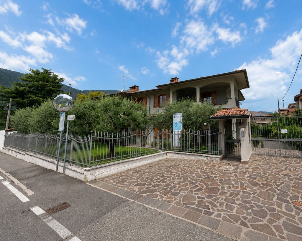 L'ingresso dello Stomatologico Santa Giulia in via Santa Giulia a Concesio