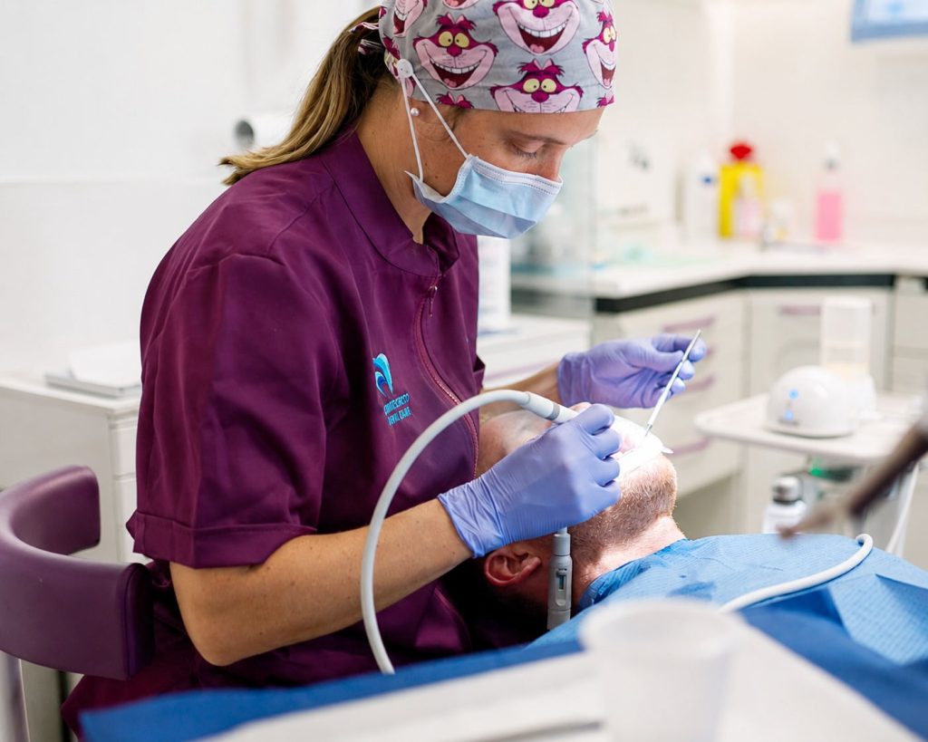 Un'igienista dello Stomatologico Santa Giulia al lavoro su un paziente