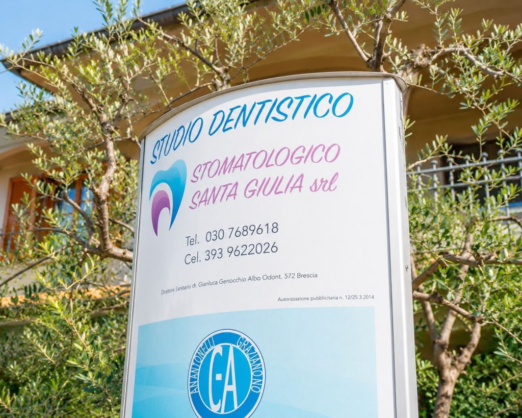 L'insegna dello Stomatologico Santa Giulia davanti allo studio di Concesio
