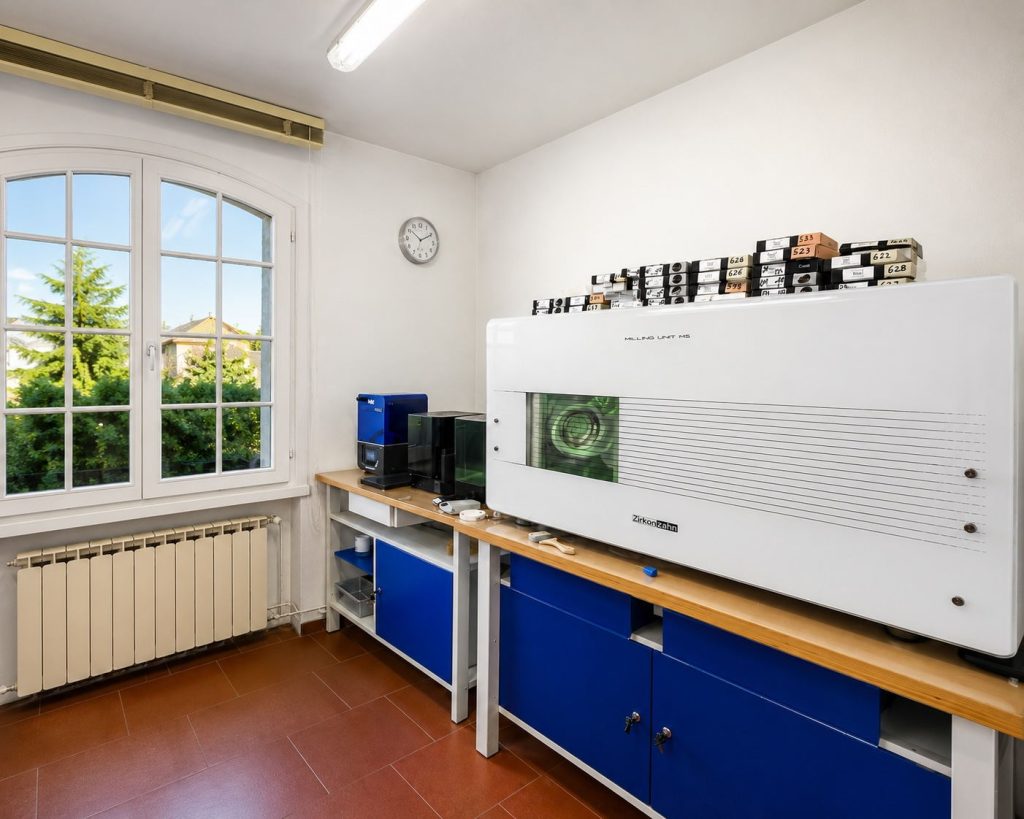 Il laboratorio odontotecnico con il fresatore e le finestre sul giardino