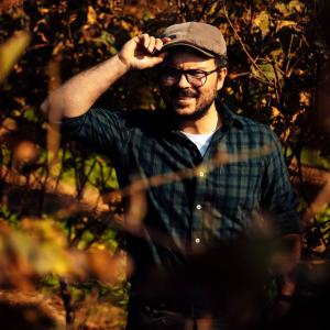 Vignaiolo di Tenuta Ambrosini tra i filari in autunno