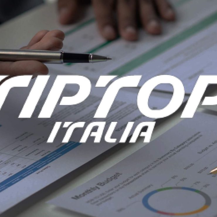 Scrivania con documenti e bollette e il marchio TipTop Italia