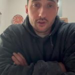 Alessio Magatelli parla in camera seduto al tavolo, con le braccia conserte