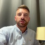 Leonardo Barbieri parla in camera, con la bottiglia di Gin Cristallo accanto