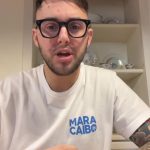 Marco Andreoli parla in camera con la maglia Maracaibo, seduto al tavolo