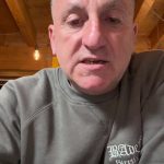 Sergio Assoni parla in camera sotto le travi di legno del Brew Pub Badef