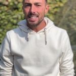 Simone Veronese parla in camera all'aperto, davanti alla siepe del Lido Iseo