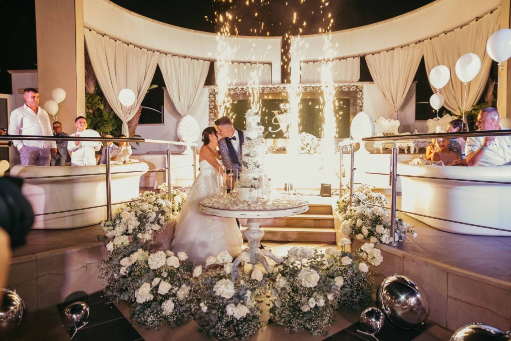 Lallestimento della sala con le luci e i fiori