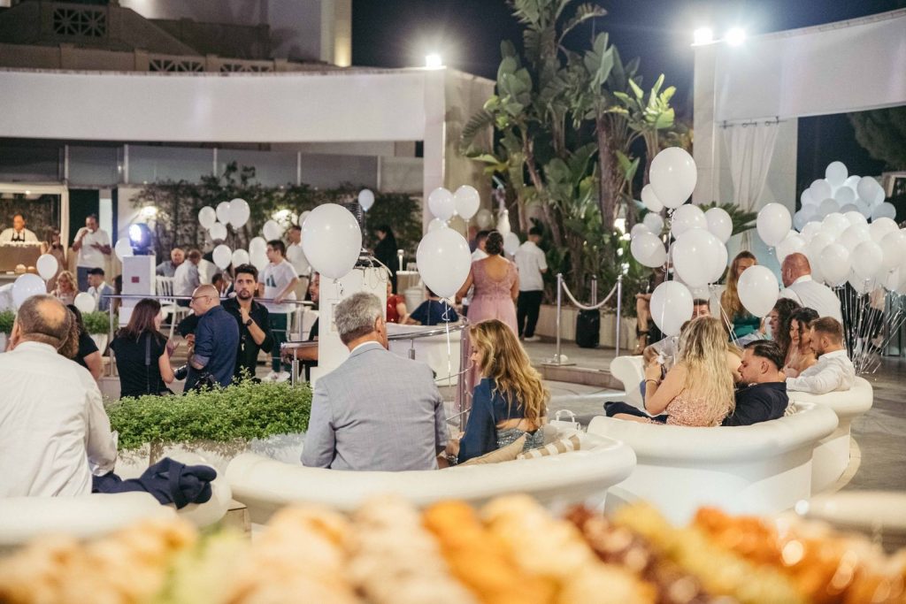 Laperitivo in giardino con i palloncini bianchi