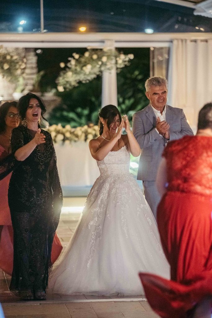 Gli sposi con gli invitati durante la festa