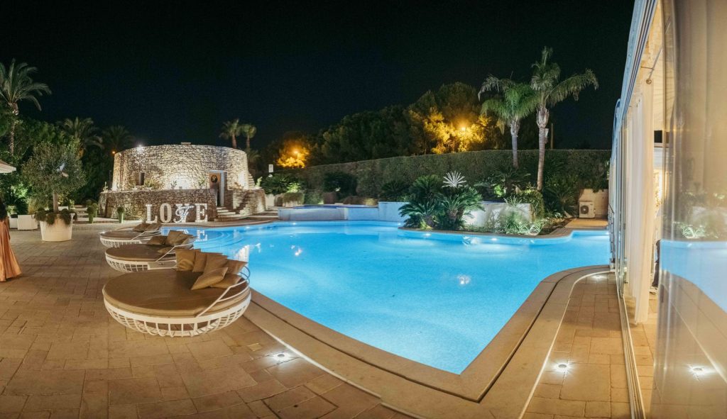 La piscina e il giardino della villa di notte