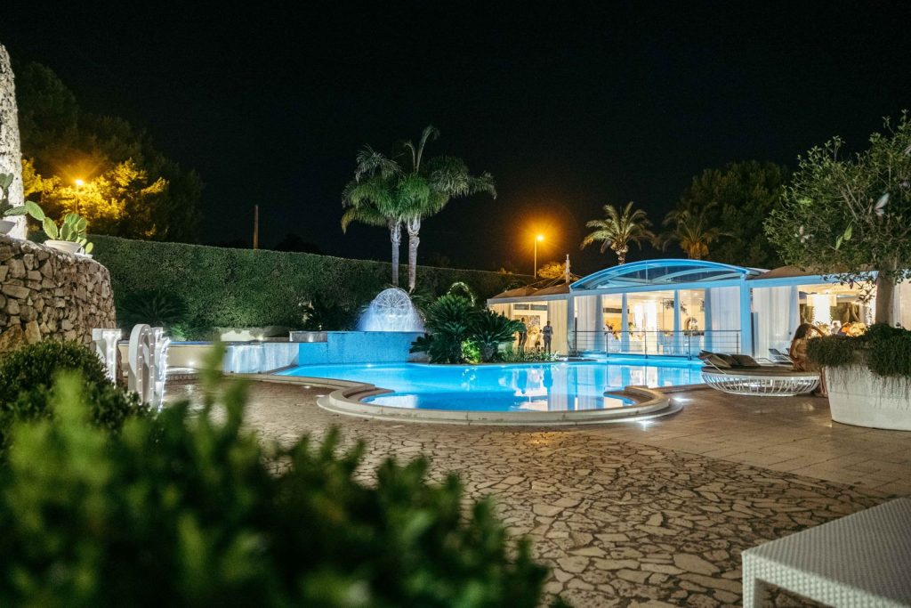 La piscina della villa illuminata di sera