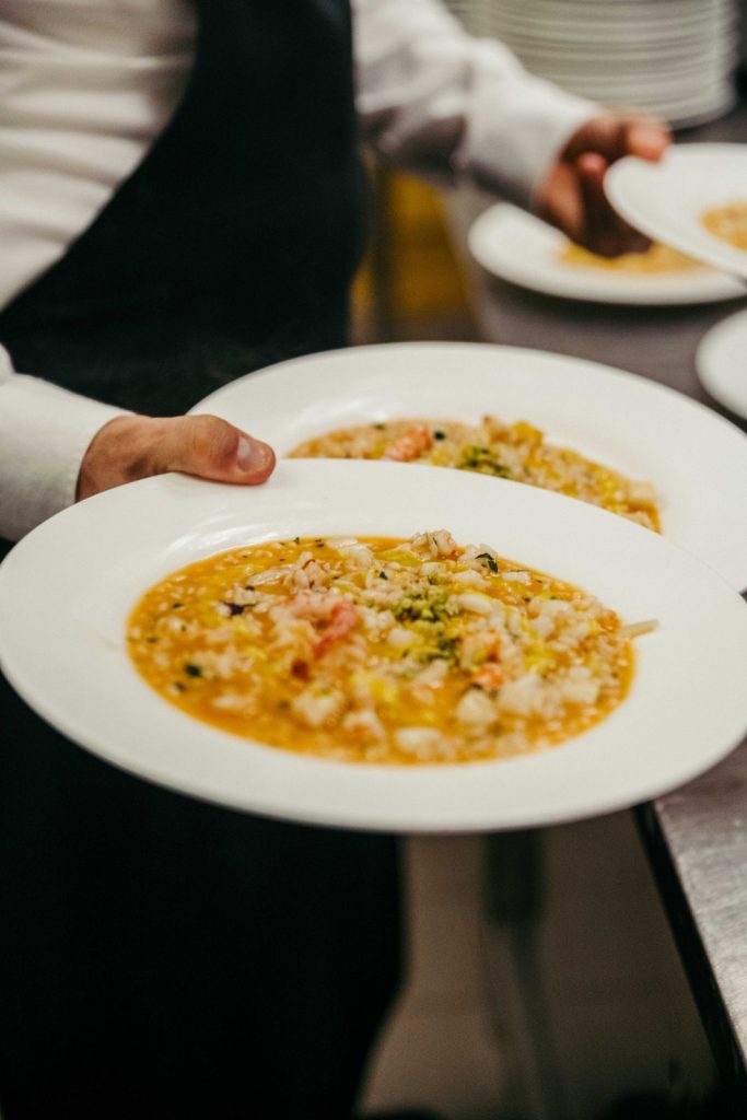 Il risotto servito al tavolo degli ospiti
