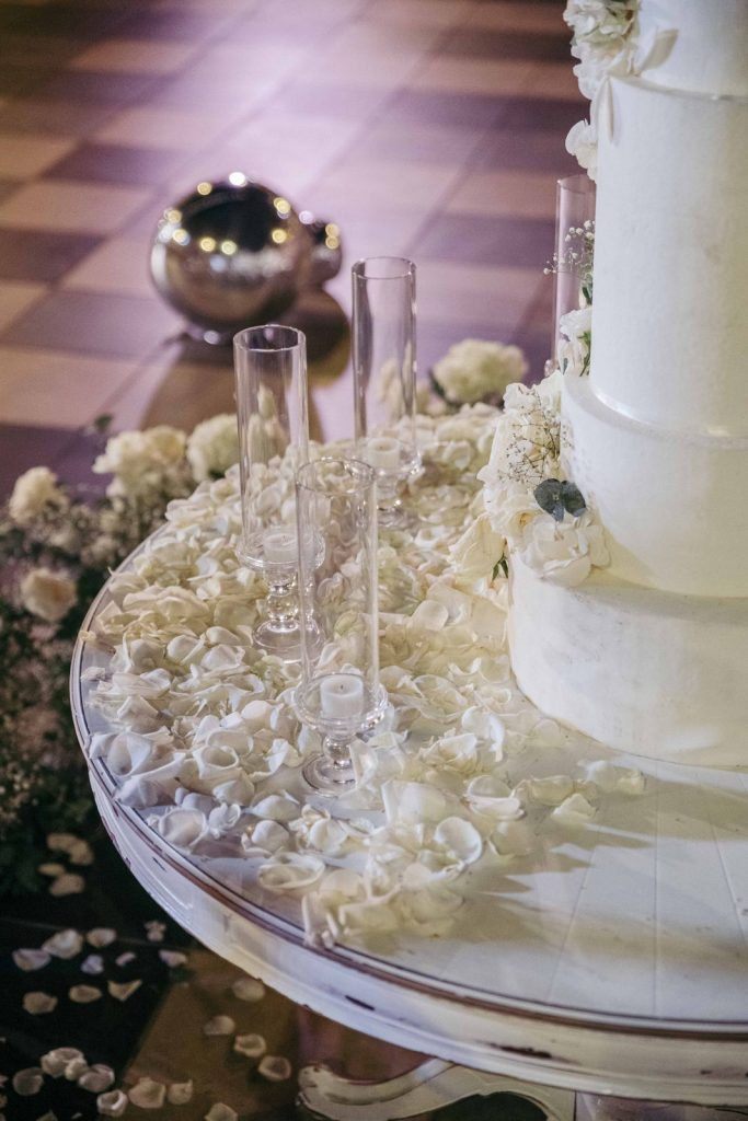 La torta nuziale a piani decorata di bianco