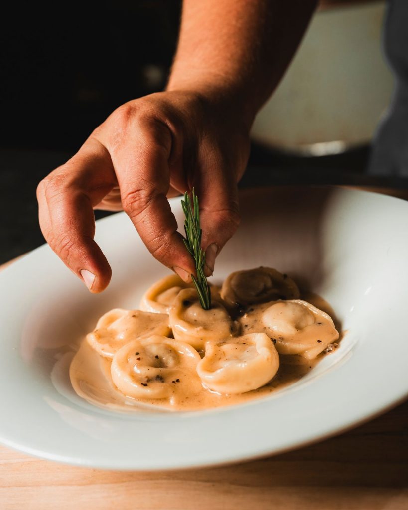 Piatto di casoncelli fatti in casa completato con un rametto di rosmarino, Ristorante La Torre Zogno