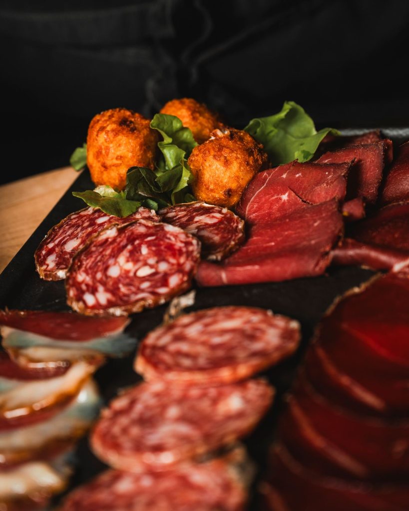 Tagliere di salumi e polpette fritte del Ristorante La Torre di Zogno